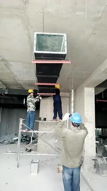 幸苦劳作的风管工人